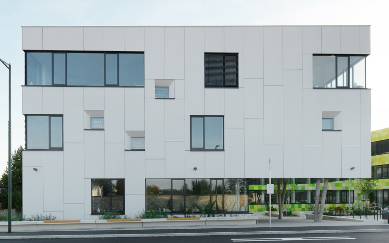 Fatada ventilata realizata cu panouri din beton aparent incombustibil Concrete Skin, Scoala BL Austria